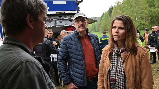 „Unsere Heimat geht in den Arsch“ - Erzgebirgskrimi im ZDF Corinna Ott (Katharina Wackernagel, r) und Ralph Ott (Götz Schubert, M) sind entsetzt, dass Frank Ott (Peter Schneider, l) sich nicht an der Suche nach seiner vermissten Tochter beteiligen möchte.