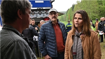 Corinna Ott (Katharina Wackernagel, r) und Ralph Ott (Götz Schubert, M) sind entsetzt, dass Frank Ott (Peter Schneider, l) sich nicht an der Suche nach seiner vermissten Tochter beteiligen möchte.