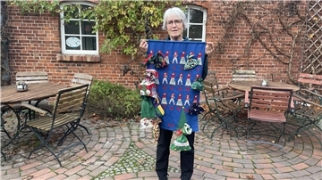 Frau mit Adventskalender