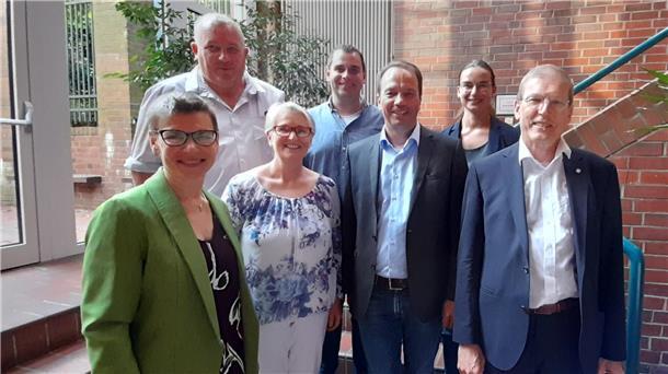 Treffen von „Landwirtschaft und Kirche“ mit vielen Impulsen Cornelia Möller (von links), Alexander von Hammerstein, Anne-Dörte Neumann, Henning Brandt, Jörn Ehlers, Henrike Knop und Regionalbischof Dr. Hans Christian Brandy informierten in Impulsreferaten über die aktuelle Situation in der Landwirtschaft und in der Kirche.