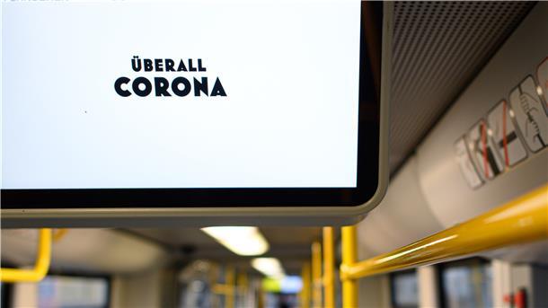 #Flaschenpost: Was man beim Busfahren in Bremerhaven alles so erlebt Auf einem Bildschirm in der Bahn steht die Aufschrift "Überall Corona".