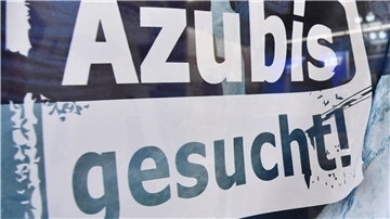 Ein Schild mit der Aufschrift "Azubis gesucht!"