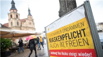„Coronanvirus eindämmen. Maskenpflicht auch im Freien. Achtung! Das Risiko steigt wieder!" steht auf einem Schild in der Innenstadt. Aufgrund der steigenden Neuinfektionen mit dem Coronavirus beraten Bund und Länder über erneute Verschärfungen der Maßnahmen zur Eindämmung der Pandemie.