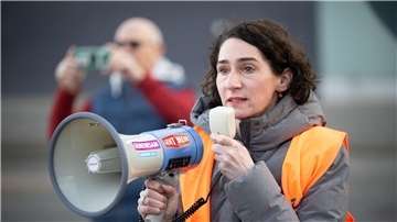 Cosima Ingenschay, EVG-Verhandlungsführerin: Die EVG will mit der Bahn über das Thema Mindestlohn sprechen.