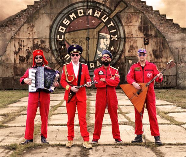 Speedfolk-Explosion: Cosmonautix im Pferdestall Bremerhaven Vier Musiker stehen vor einer Wand.