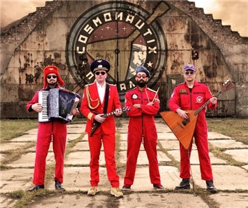 Speedfolk-Explosion: Cosmonautix im Pferdestall Bremerhaven Vier Musiker stehen vor einer Wand.