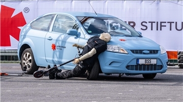 Crashtest mit einem E-Scooter: Ein abbiegendes Auto erfasst den Dummy - der prallt hart auf den Wagen.