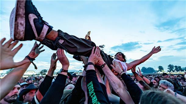 Wacken-Gründer: Nach 35 Jahren Heavy Metal nicht müde Crowdsurfing steht in Wacken auf der Tagesordnung. (Archivbild)