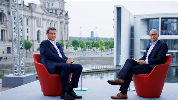 Söder will Kanzlerkandidaten erst nach Ost-Wahlen 2024 küren CSU-Chef Markus Söder (l) stand ARD-Journalist Matthias Deiß im Sommerinterview Rede und Antwort.