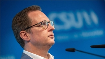 CSU-Generalsekretär Martin Huber (l) findet klare Worte für Klimaaktivisten der Letzten Generation.