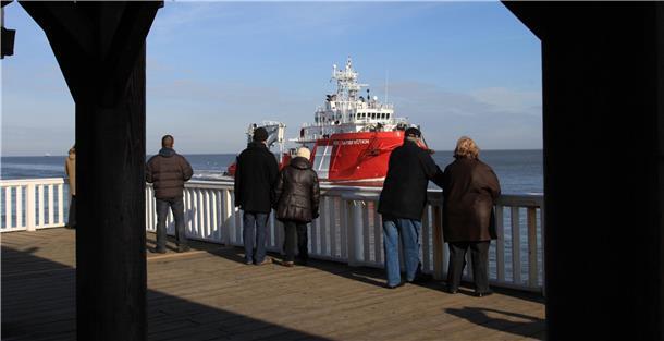 Cuxhaven ist bekannt dafür, dass man von der Alten Liebe aus zuschauen kann, wie große und kleine Schiffe auf der Elbe vorbeiziehen.