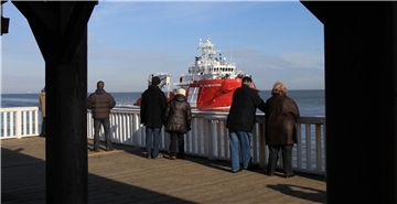 Cuxhaven ist bekannt dafür, dass man von der Alten Liebe aus zuschauen kann, wie große und kleine Schiffe auf der Elbe vorbeiziehen.