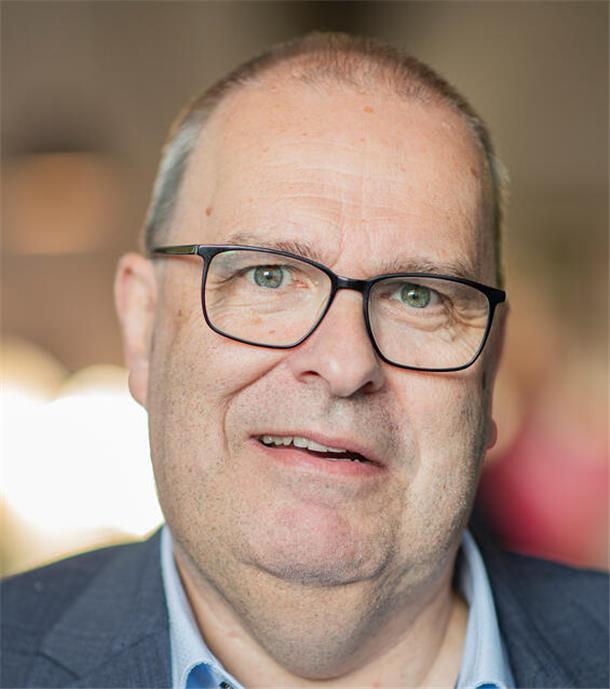 Bremerhaven und das Cuxland rufen: Wie Unternehmer Fachkräfte gewinnen Ein Mann mit Brille und sehr kurzen Haaren.
