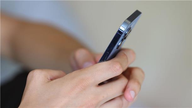 Rund jeder sechste Jugendliche von Cybermobbing betroffen Cybermobbing ist Mobbing, das im Internet ausgetragen wird.