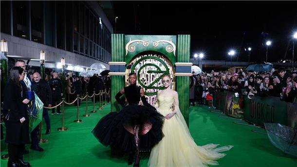 Cynthia Erivo (l) und Ariana Grande sind für ihre Rollen im Musicalfilm „Wicked“ nominiert. (Archivbild)