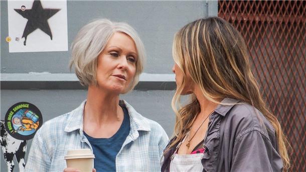 Cynthia Nixon ist dank „Sex and the City“ konfrontativer Cynthia Nixon und Schauspielkollegin Sarah Jessica Parker während der Dreharbeiten zu „And Just Like That“.