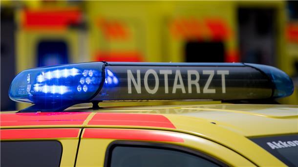 Notarztfahrzeug mit Blaulicht im Vordergrund, Rettungswagen im Hintergrund