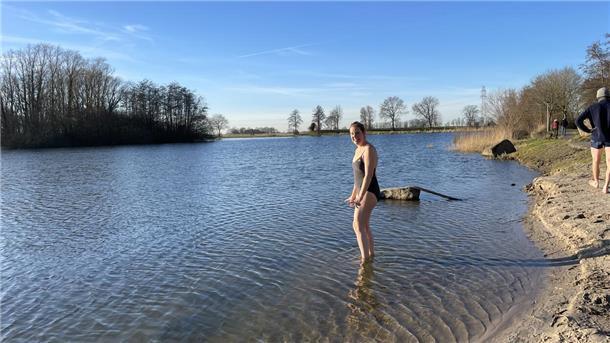 Frau im See