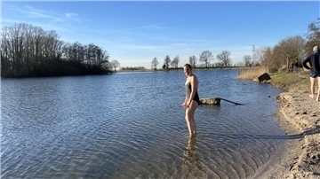 Frau im See