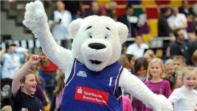 Eisbären erhalten die Lizenz für die Basketball-Bundesliga Da freut sich Maskottchen Dunky: Die Eisbären haben erstmals seit der Saison 2018/2019 die BBL-Lizenz erhalten.