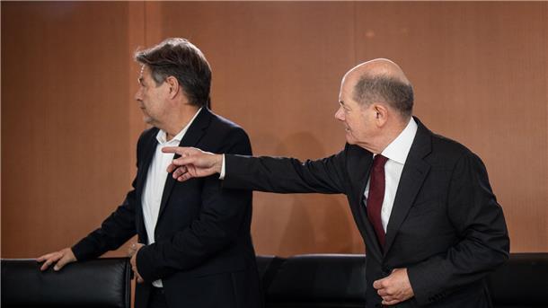 Kabinett erleichtert Geflüchteten die Arbeitsaufnahme Da geht es lang: Olaf Scholz und Robert Habeck vor Beginn der Sitzung des Bundeskabinetts im Kanzleramt.