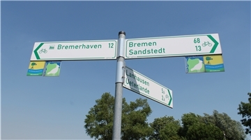 Da geht's lang: Die gelb-blau-grünen Weserradweg-Schilder sind eine ausgezeichnete Orientierungshilfe und finden sich in regelmäßigen Abständen entlang der Strecke.