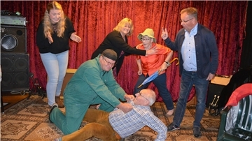 Da hat der Ede (vorne links) den Willi kräftig am Kragen - Lolita, Waltraud, Ilse und Paul sind entsetzt. Gut, dass es nur eine Theaterprobe ist - sonst hätte Ede einen Schirm auf die Rübe bekommen.