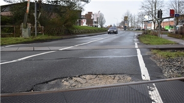 Da ist ganz schön was weggebrochen im Asphalt: der Bahnübergang in Loxstedt.