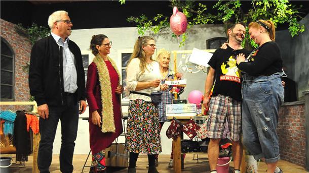 Was der Pfarrer in Sürwürden für ein Foto tut Da ist was los: Die Theatergruppe Sürwürden-Alse bringt die Komödie „Trara op den Basar“ auf die Bühne.