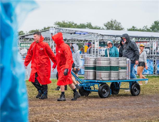 Deichbrand 2023 ertrinkt: REGEN und SCHLAMM ohne Ende (Fotos) Da kommt auch schon der Bier-Nachschub.
