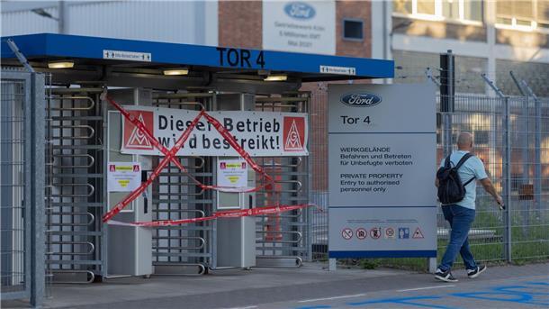 Gewerkschaft bestreikt erstmals die Kölner Ford-Werke Da kommt niemand rein: ein Werkstor von Ford am Streiktor.