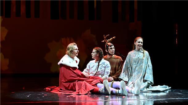 Da sind die Guten des Stückes versammelt: Leon Häder (Königlein, von links), Severine Schabon (Schwesterchen), Richard Feist (Brüderchen), Arina Belanova (Englein)