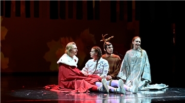 Da sind die Guten des Stückes versammelt: Leon Häder (Königlein, von links), Severine Schabon (Schwesterchen), Richard Feist (Brüderchen), Arina Belanova (Englein)
