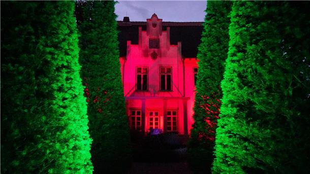 Da strahlt die Villa: Die Künstlergruppe „Das Letzte Kleinod“ hat das Allmers-Haus in Rechtenfleth im Frühsommer anlässlich ihrer Hommage zum 200. Geburtstag des Marschendichters zum Leben erweckt.