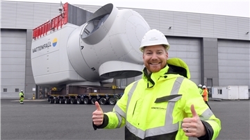 Da strahlt Produktionsleiter Kristoffer Mordhorst: Hinter ihm rollt gerade die erste 11-MW-Offshore-Windkraftanlage der neuen Produktionslinie aus der Werkshalle ins Freie.