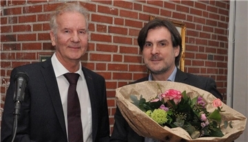 Zwei Männer mit Blumenstrauß