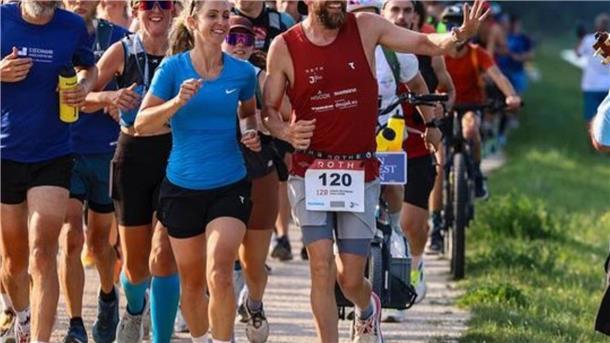 Verletzt: Triathlon-Weltrekordversuch abgebrochen Da waren sie noch bester Laune.