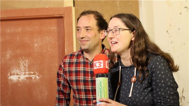 Da waren sie noch in der Probephase. Inzwischen ist das Bühnenbild aufwendig gestaltet. Focko Hinrichs, gespielt von Harm Tietjen, ist 36 Jahre alt und immer noch Junggeselle. TV-Moderatorin Vera Westermann (Inken Meyer) will das ändern.