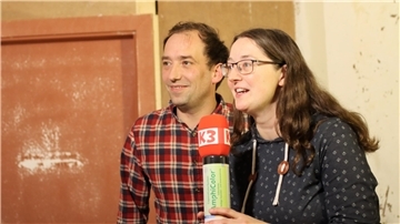 Da waren sie noch in der Probephase. Inzwischen ist das Bühnenbild aufwendig gestaltet. Focko Hinrichs, gespielt von Harm Tietjen, ist 36 Jahre alt und immer noch Junggeselle. TV-Moderatorin Vera Westermann (Inken Meyer) will das ändern.