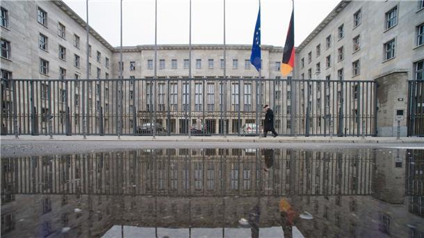 Attac bekommt weitere Dokumente - Teilerfolg vor Gericht Daas Bundesfinanzministerium in Berlin.
