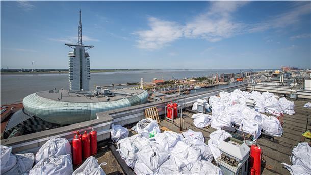 Dachsanierungsarbeiten auf dem Columbus-Center. Aktuell werden die Bitumenbahnen erneuert.