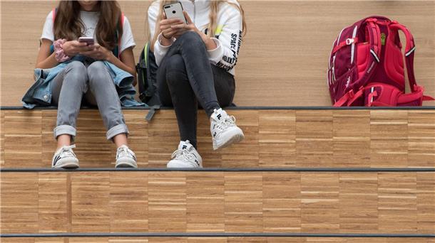 Smartphone in der Schule - was dafür und was dagegen spricht Daddeln in der Pause – Bewegung und Gespräche kommen da zu kurz, warnen Experten. (Symbolbild)