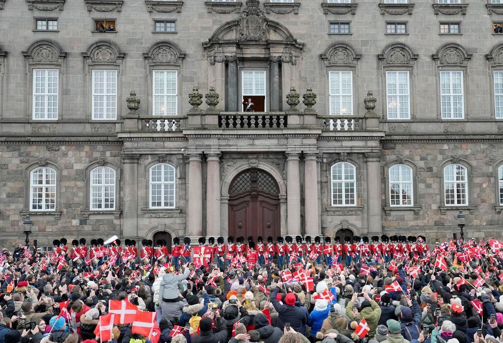 Dänemarks König Frederik X. winkt vom Balkon des Schlosses Christiansborg.