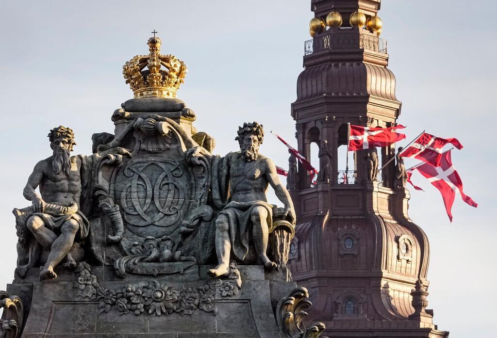 Dänische Flaggen wehen am Schloss Christiansborg. Vom Balkon des Schlosses wird Frederik X. am Nachmittag zum König proklamiert.