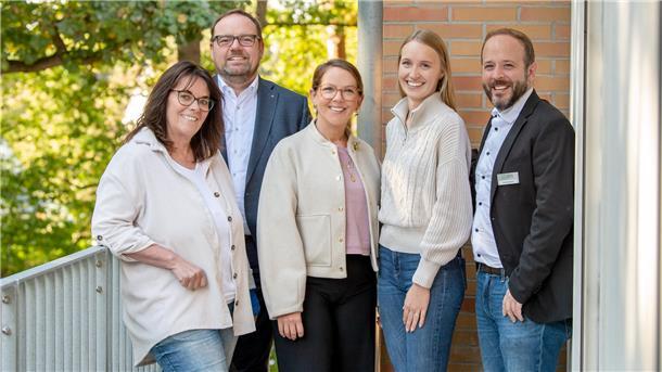 Besser leben mit Demenz: Neue Wege der Unterstützung in Bremervörde und Zeven Dagmar Michaelis (Pflegedirektorin OsteMed Klinik Bremervörde, von links), Geschäftsführer OsteMed-Gruppe Rainer Röhrs, Einrichtungsleitung OsteMed Senioren und Pflegeheim Zeven Melina Krüger, Community Health Nurse Miriam Steens, Koordinierungsstelle Gesundheitsregion Landkreis Rotenburg und Torben Bogner.