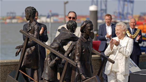 Dame Stephanie Shirley (r), bei der Enthüllung eines Denkmals für den Kindertransport am Kai von Harwich 2022.