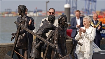 Dame Stephanie Shirley (r), bei der Enthüllung eines Denkmals für den Kindertransport am Kai von Harwich 2022.