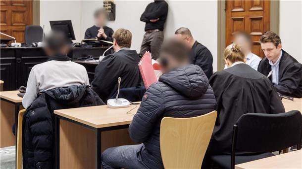 43 Millionen Euro Drogengelder weitergeleitet - Haftstrafen Damit das Geld aus den Drogengeschäften anderer vor der Polizei sicher ist, haben ein 39-Jähriger und seine Familie rund 43 Millionen Euro nach Polen und in andere Länder transportieren lassen.