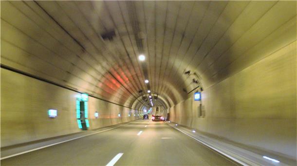 Damit der Wesertunnel autobahntauglich wird, sind umfangreiche Nachrüstarbeiten geplant, sodass die einzelnen Röhren jeweils für drei bis fünf Monate gesperrt werden müssen. Foto Stratmann