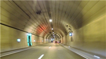 Damit der Wesertunnel autobahntauglich wird, sind umfangreiche Nachrüstarbeiten geplant, sodass die einzelnen Röhren jeweils für drei bis fünf Monate gesperrt werden müssen. Foto Stratmann